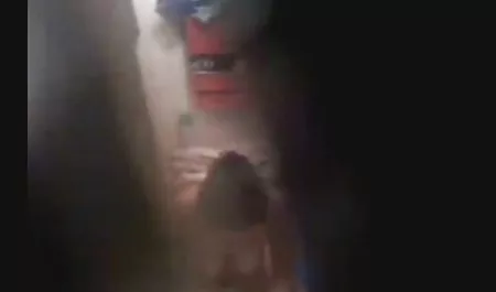 یک رقصنده کامل فیلم سینمایی صحنه سکسی را نشان می دهد انعطاف پذیری آن