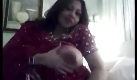 دختر فیلم سینمایی سکسی شهوانی در, ماسک, جوراب ساق و سینه می لرزد