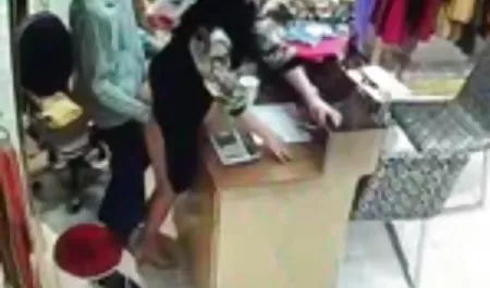 پدر و مادر در نظر گرفتن سه کلاس فیلم های سکس سینمایی با دختر فاک